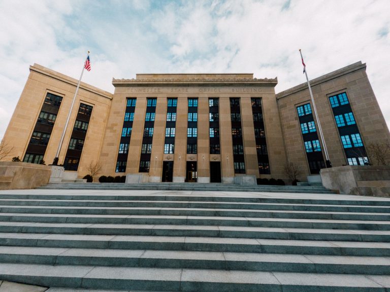 Fed-chef Warsh undgår svar om juli-rente, Nasdaq åbner i rødt