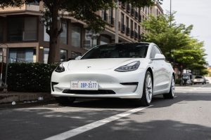 Tesla-fører sigtet for uagtsomt manddrab efter dødsulykke i Texas