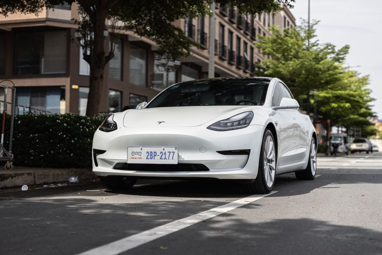 Tesla-fører sigtet for uagtsomt manddrab efter dødsulykke i Texas