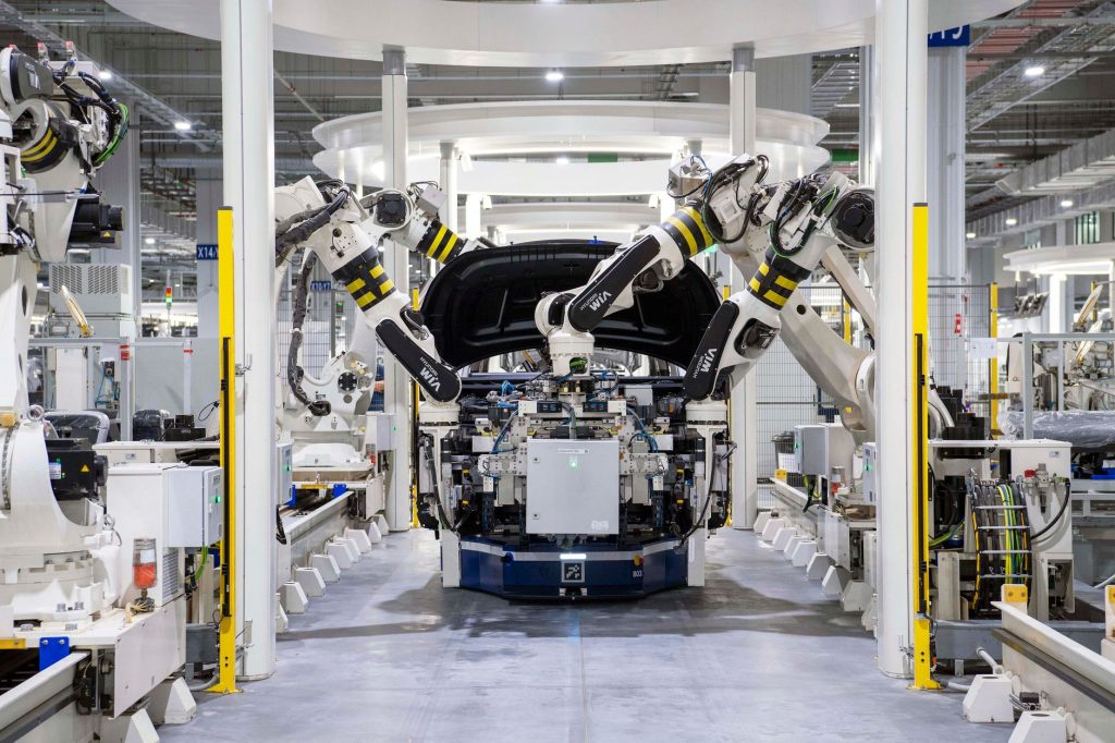 Rivian hæver 2026-mål efter stærkt kvartal – mens Tesla-aktien dykker