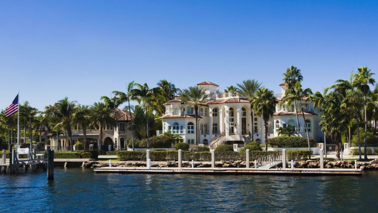 Efterlyst finansmand: Rigmands selskab har taget pant i hans luksusvilla i Florida