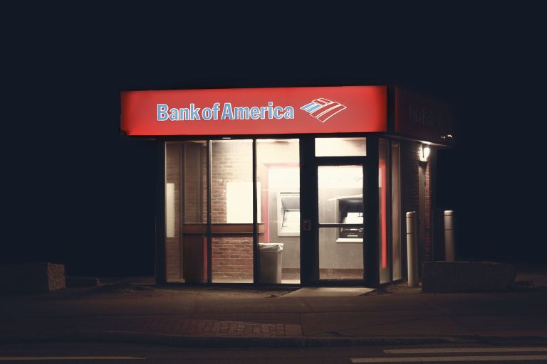 FCA: Britiske storbanker svigter udsatte kunder med basale bankkonti